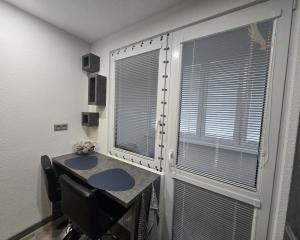 Rezervované - MODERNÝ A SLNEČNÝ: Kompletne zrekonštruovaný 1-izbový byt s loggiou v Brezne