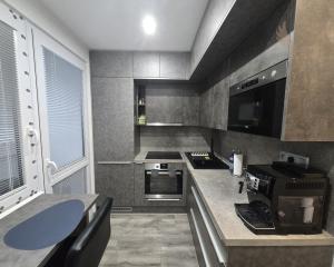 Rezervované - MODERNÝ A SLNEČNÝ: Kompletne zrekonštruovaný 1-izbový byt s loggiou v Brezne