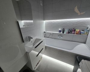 Rezervované - MODERNÝ A SLNEČNÝ: Kompletne zrekonštruovaný 1-izbový byt s loggiou v Brezne