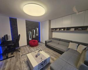 Rezervované - MODERNÝ A SLNEČNÝ: Kompletne zrekonštruovaný 1-izbový byt s loggiou v Brezne