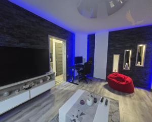 Rezervované - MODERNÝ A SLNEČNÝ: Kompletne zrekonštruovaný 1-izbový byt s loggiou v Brezne