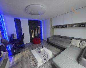 Rezervované - MODERNÝ A SLNEČNÝ: Kompletne zrekonštruovaný 1-izbový byt s loggiou v Brezne