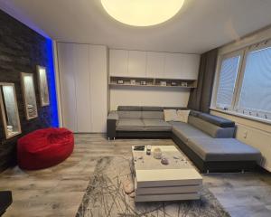 Rezervované - MODERNÝ A SLNEČNÝ: Kompletne zrekonštruovaný 1-izbový byt s loggiou v Brezne