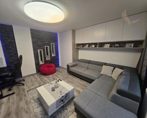 Rezervované - MODERNÝ A SLNEČNÝ: Kompletne zrekonštruovaný 1-izbový byt s loggiou v Brezne