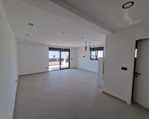 Chorvátsko - Novostavba apartmán s výhľadom na more len 150m od mora už len jeden v ponuke