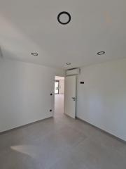 Chorvátsko - Novostavba apartmán s výhľadom na more len 150m od mora už len jeden v ponuke