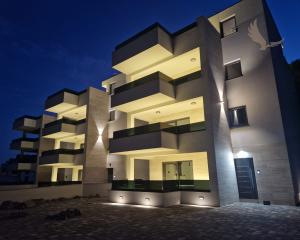 Chorvátsko - Novostavba apartmán s výhľadom na more len 150m od mora už len jeden v ponuke