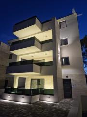 Chorvátsko - Novostavba apartmán s výhľadom na more len 150m od mora už len jeden v ponuke