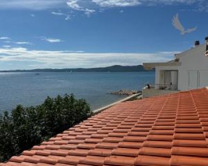 Chorvatsko na predaj: Jedinečný apartmán v Sukošane – Prvý rad pri mori!