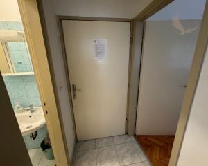 Chorvatsko na predaj: Jedinečný apartmán v Sukošane – Prvý rad pri mori!