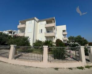 Chorvatsko na predaj: Jedinečný apartmán v Sukošane – Prvý rad pri mori!