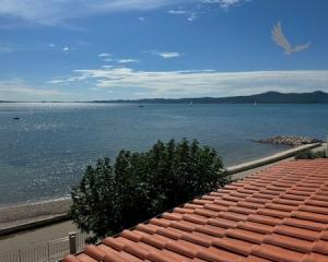 Chorvatsko na predaj: Jedinečný apartmán v Sukošane – Prvý rad pri mori!