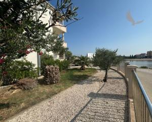 Chorvatsko na predaj: Jedinečný apartmán v Sukošane – Prvý rad pri mori!