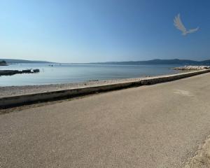 Chorvatsko na predaj: Jedinečný apartmán v Sukošane – Prvý rad pri mori!