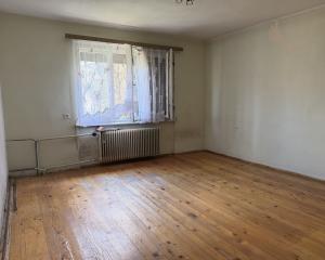 ZNÍŽENÁ CENA - Priestranný rodinný dom s veľkou záhradou - Lopej