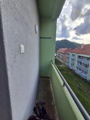 Na predaj 2 izbový byt s balkónom aj loggiou v pôvodnom stave vo Valaskej