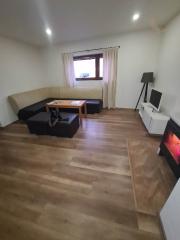 Priestranný 3-izbový byt (70 m²) v rodinnom dome so záhradou