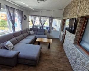 Chorvátsko, ostrov Vir - Na predaj priestranný apartmán s výhľadom na more!