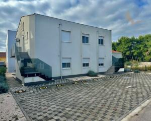 CHORVÁTSKO : VIR – PRÍZEMNÝ APARTMÁN S TERASOU, IBA 70 M OD MORA!