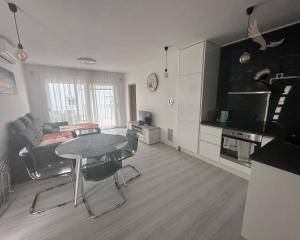 CHORVÁTSKO : VIR – PRÍZEMNÝ APARTMÁN S TERASOU, IBA 70 M OD MORA!