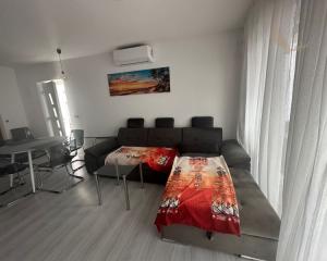 CHORVÁTSKO : VIR – PRÍZEMNÝ APARTMÁN S TERASOU, IBA 70 M OD MORA!