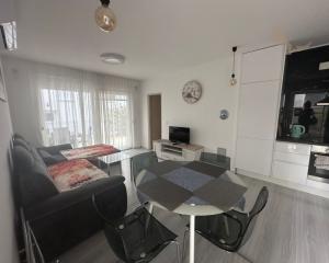CHORVÁTSKO : VIR – PRÍZEMNÝ APARTMÁN S TERASOU, IBA 70 M OD MORA!