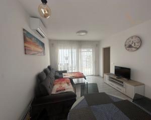 CHORVÁTSKO : VIR – PRÍZEMNÝ APARTMÁN S TERASOU, IBA 70 M OD MORA!