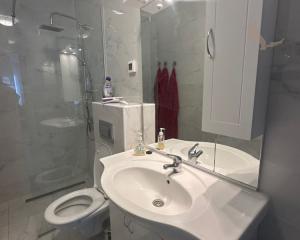 CHORVÁTSKO : VIR – PRÍZEMNÝ APARTMÁN S TERASOU, IBA 70 M OD MORA!