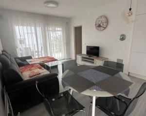 CHORVÁTSKO : VIR – PRÍZEMNÝ APARTMÁN S TERASOU, IBA 70 M OD MORA!