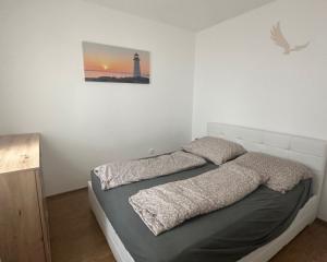 CHORVÁTSKO : VIR – PRÍZEMNÝ APARTMÁN S TERASOU, IBA 70 M OD MORA!