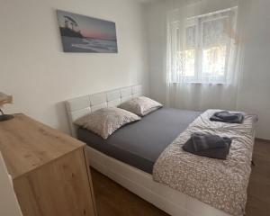 CHORVÁTSKO : VIR – PRÍZEMNÝ APARTMÁN S TERASOU, IBA 70 M OD MORA!