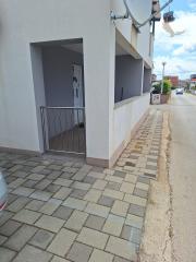 Chorvátsko ,ostrov Vir - Na predaj prízemný apartmán s terasou len 150 m od mora!