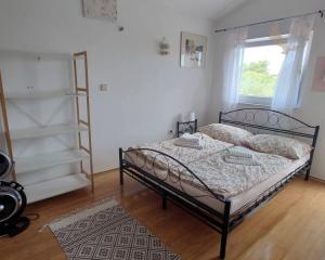 Chorvátsko, ostrov Vir - Na predaj dvojpodlažný apartmán so záhradou