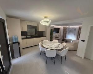 Chorvátsko- Moderný apartmán na ostrove Vir - Centrum