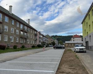 == Priestranný  2- izbový byt 65 m2 vo Valaskej - výborná cena za m2