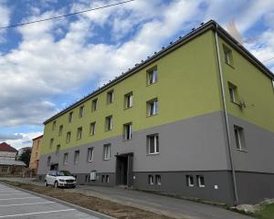 == Priestranný  2- izbový byt 65 m2 vo Valaskej - výborná cena za m2