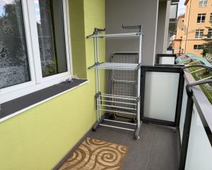 == Priestranný  2- izbový byt 65 m2 vo Valaskej - výborná cena za m2
