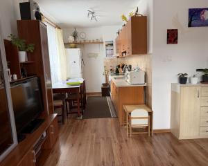 == Priestranný  2- izbový byt 65 m2 vo Valaskej - výborná cena za m2