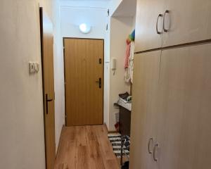 == Priestranný  2- izbový byt 65 m2 vo Valaskej - výborná cena za m2
