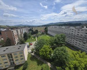 Prenájom - 1-izbový byt s 2 loggiami v centre Brezna