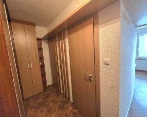 Prenájom - 1-izbový byt s 2 loggiami v centre Brezna