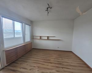Prenájom - 1-izbový byt s 2 loggiami v centre Brezna