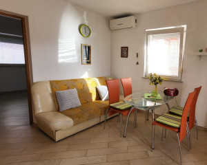 Chorvátsko - Na predaj apartmán v druhej rade od mora