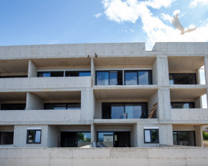 Chorvátsko : Privlaka - Na predaj apartmán s vlastnou záhradou v novostavbe, 150m od mora!