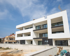 Chorvátsko : Privlaka - Na predaj apartmán s vlastnou záhradou v novostavbe, 150m od mora!