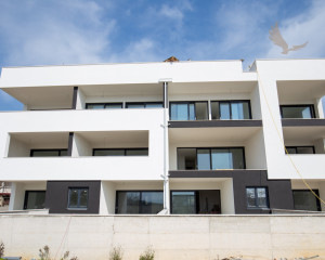 Chorvátsko : Privlaka - Na predaj apartmán s vlastnou záhradou v novostavbe, 150m od mora!