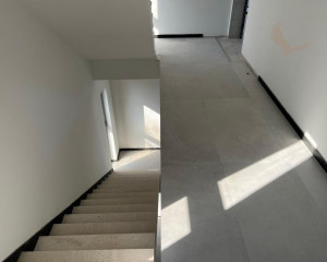 Chorvátsko-Na predaj apartmán so strešnou terasou a bazénom - Privlaka