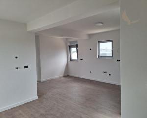 Chorvátsko-Na predaj apartmán so strešnou terasou a bazénom - Privlaka