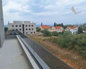 Chorvátsko-Na predaj apartmán so strešnou terasou a bazénom - Privlaka
