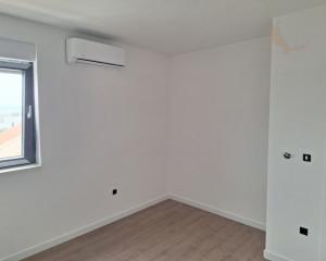 Chorvátsko-Na predaj apartmán so strešnou terasou a bazénom - Privlaka